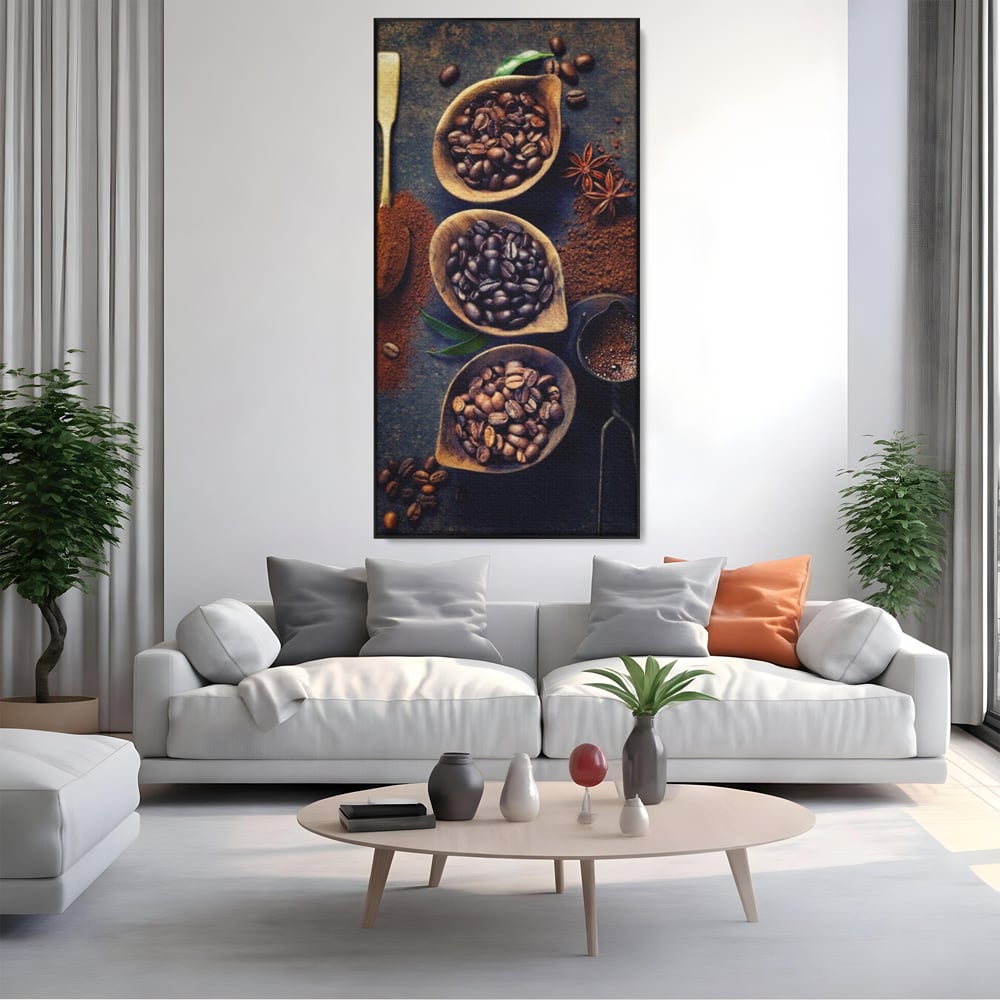 Tablou canvas cu tablou cu boabe de cafea in linguri de lemn, in rama de aluminiu negru, pe perete intr-un living
